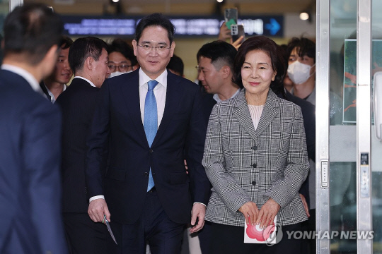 이재용 삼성전자 회장(왼쪽)과 홍라희 전 삼성미술관 리움 관장이 21일 오후 서울대 어린이병원에서 열린 소아암·희귀질환 지원사업단 행사에 참석한 후 병원을 나서고 있다. 연합뉴스
